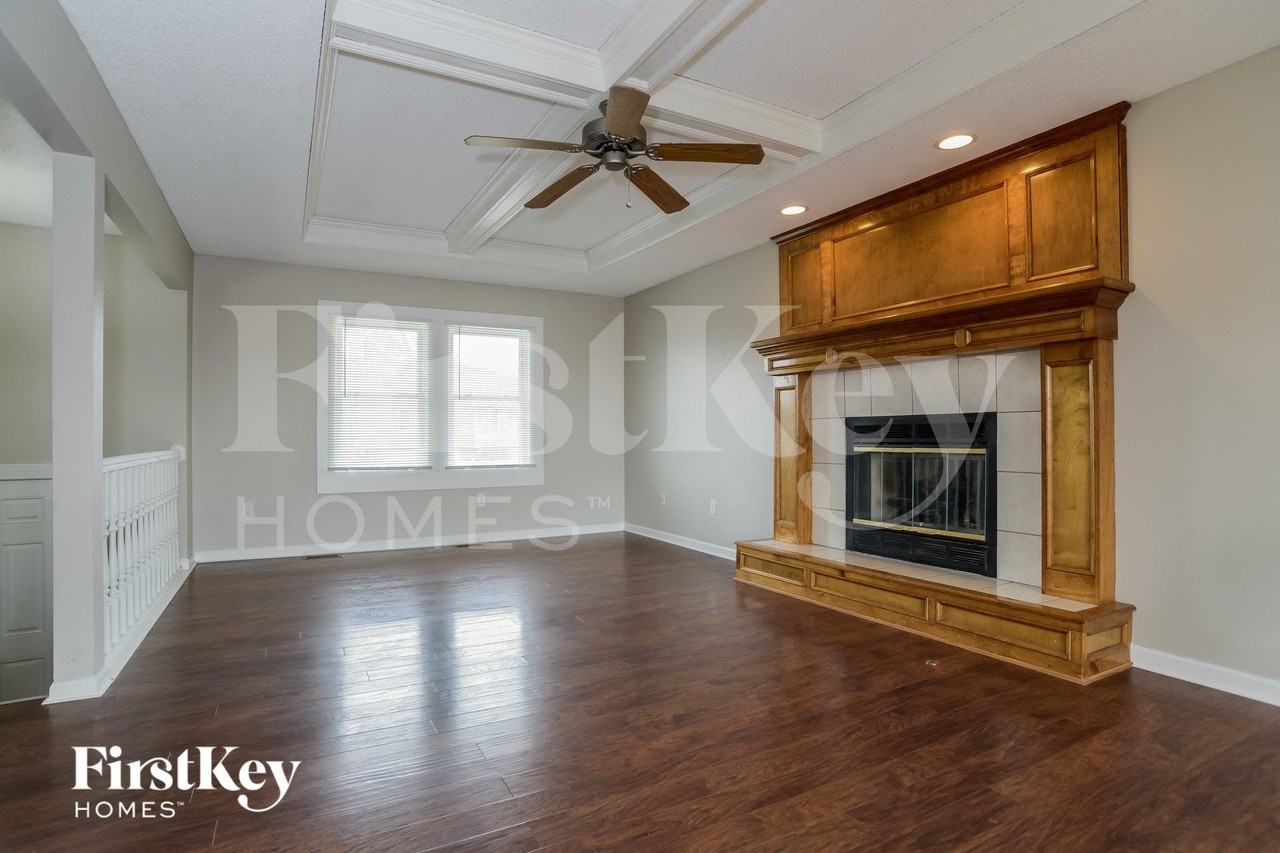 709 E 16th St - Photo 3 of 15