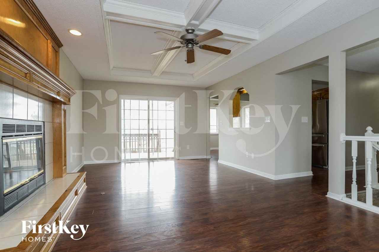 709 E 16th St - Photo 4 of 15