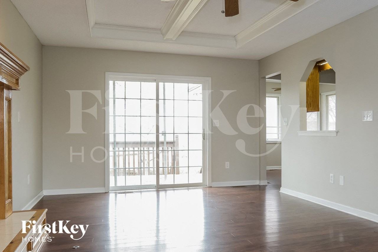 709 E 16th St - Photo 5 of 15