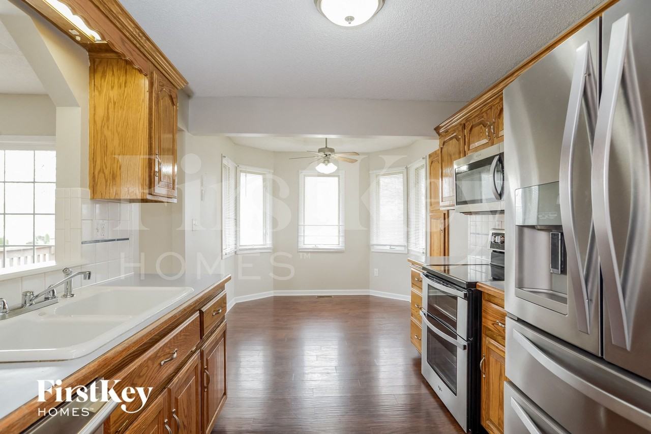 709 E 16th St - Photo 7 of 15