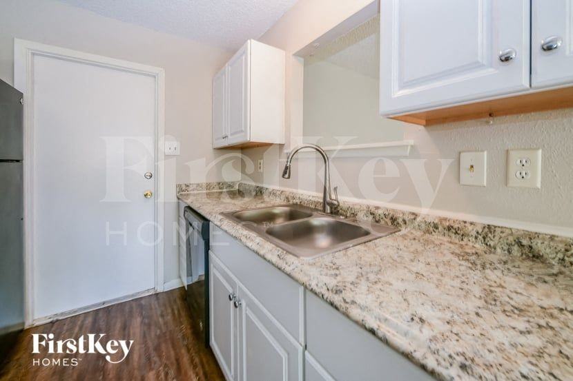 702 Dana Dr - Photo 5 of 15