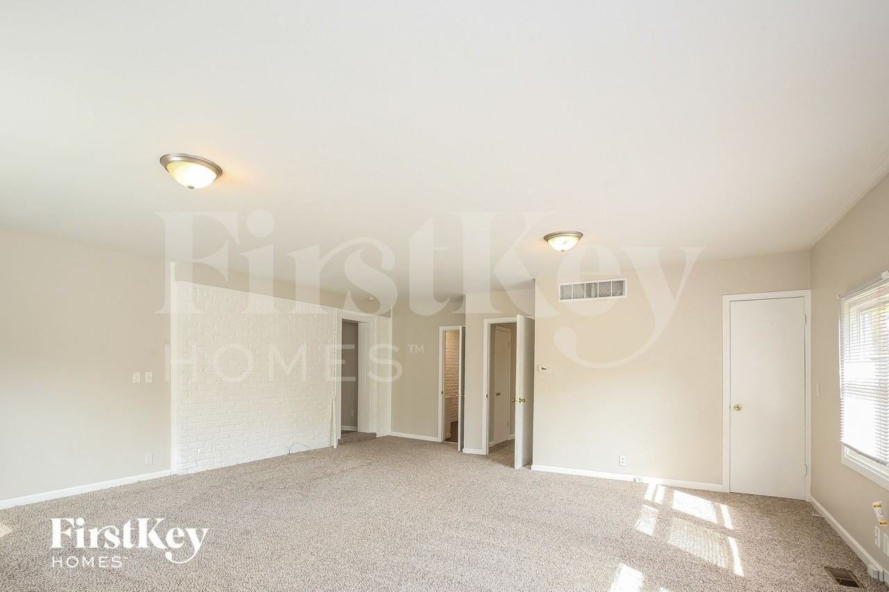 6925 Bloomfield Dr E - Photo 4 of 14