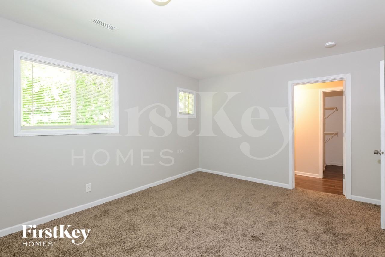 6304 Zionsville Rd - Photo 7 of 16