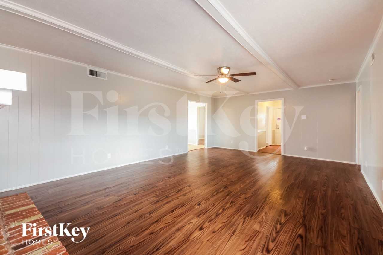 4301 Augusta Dr - Photo 6 of 20