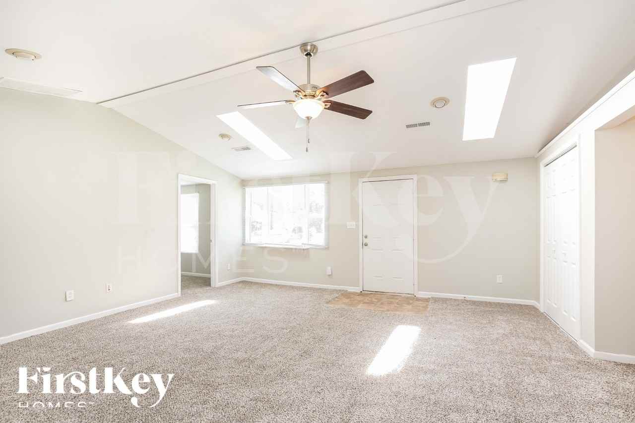 3312 S Parker Ave - Photo 3 of 18