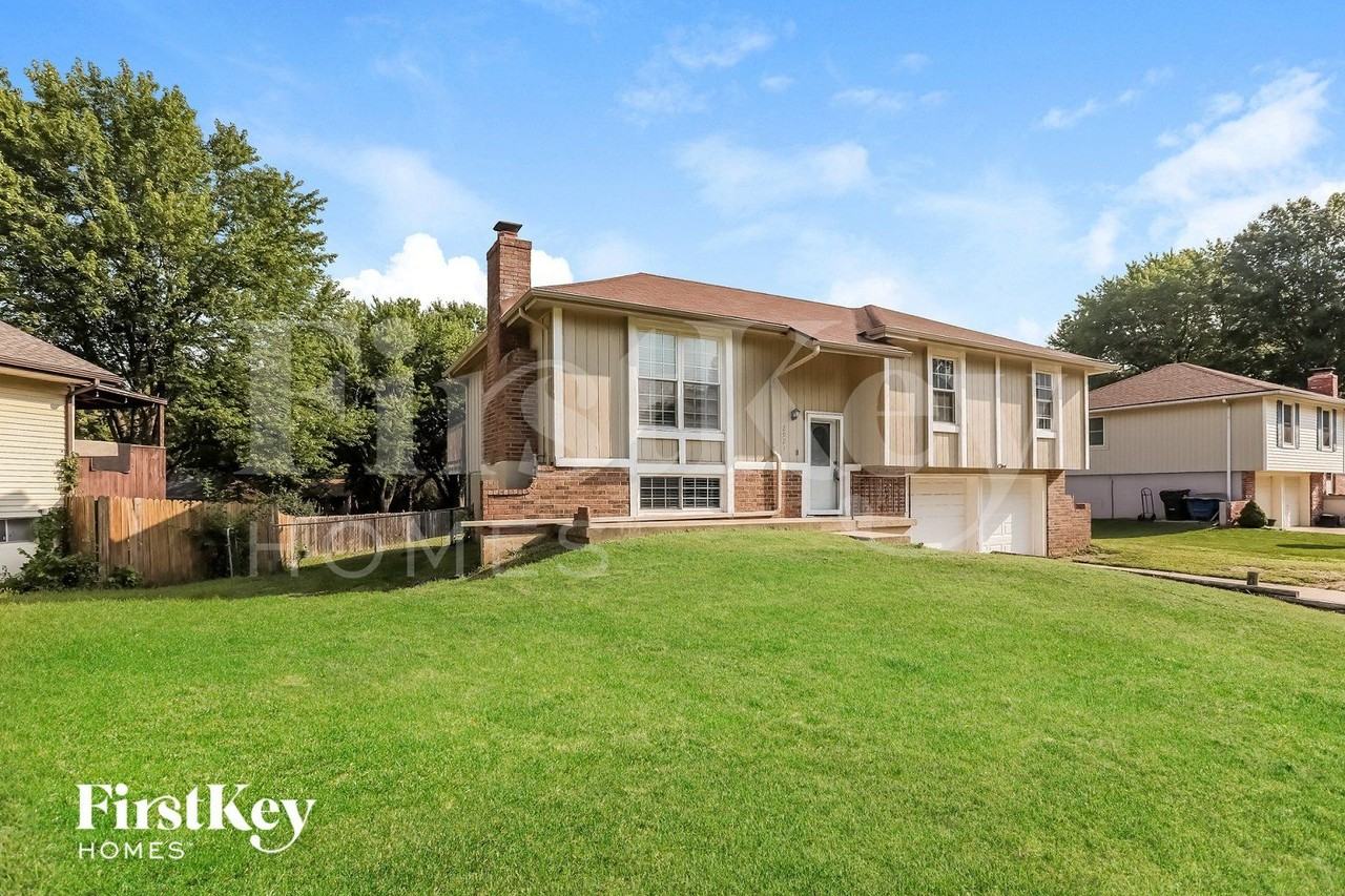 2921 Sw Moore St - Photo 2 of 15