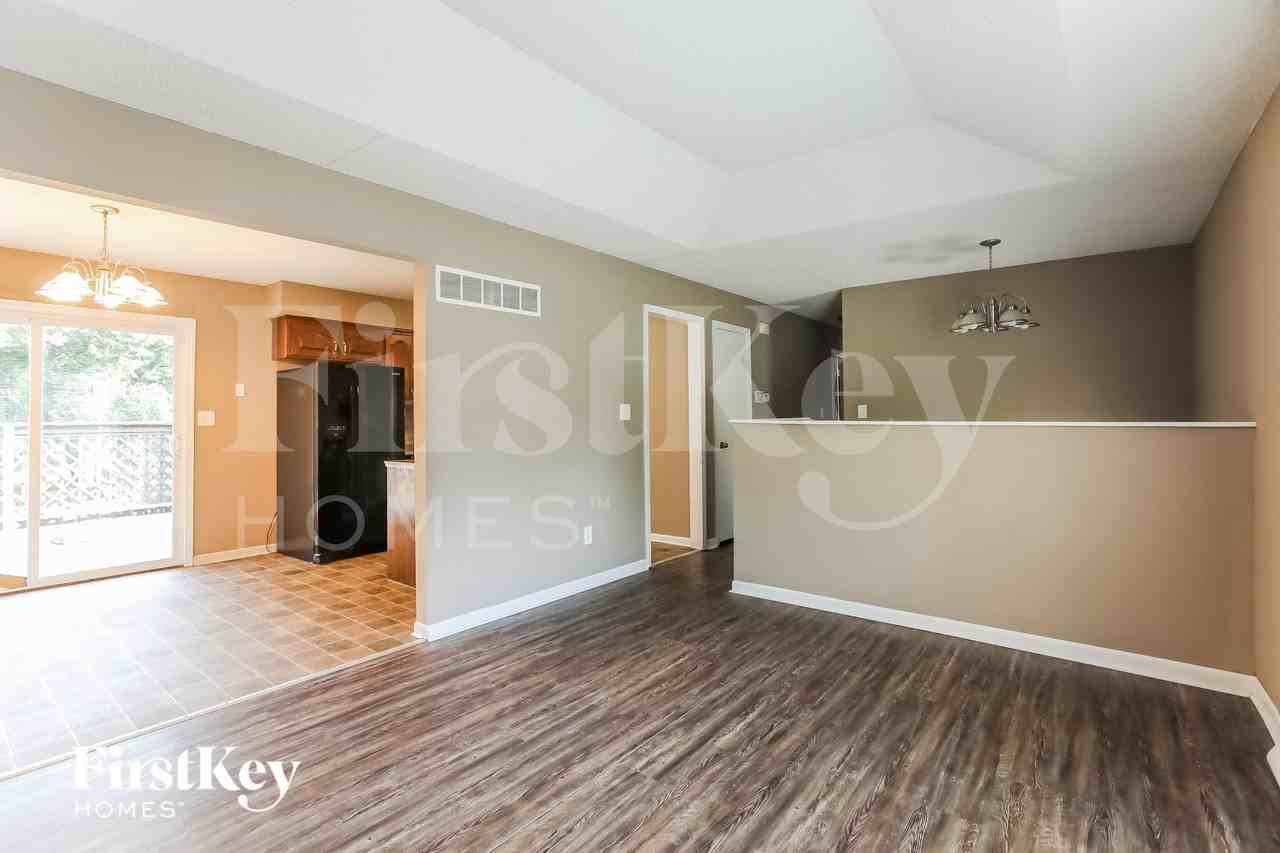 2921 Sw Moore St - Photo 4 of 15