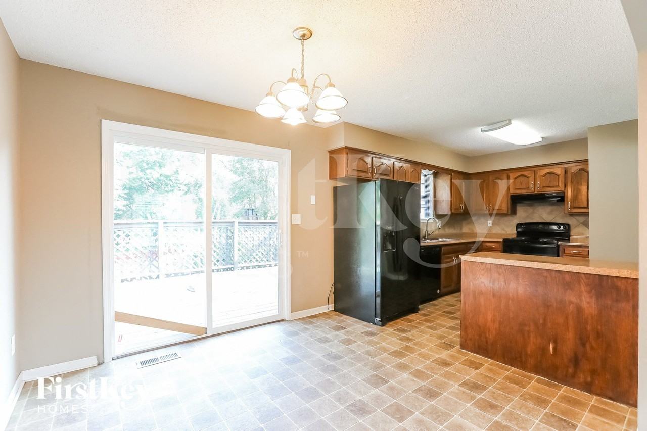 2921 Sw Moore St - Photo 5 of 15