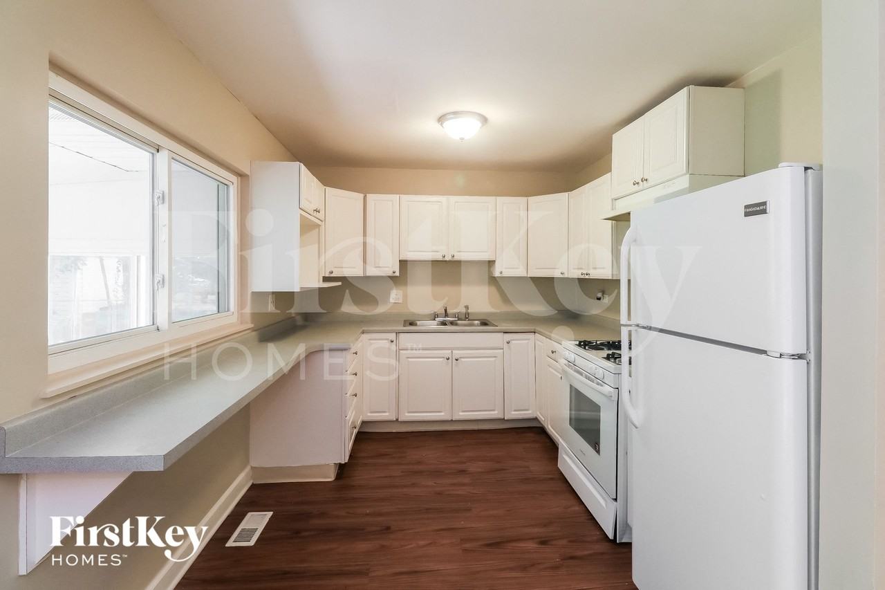 235 E Wrightwood Ave - Photo 6 of 15