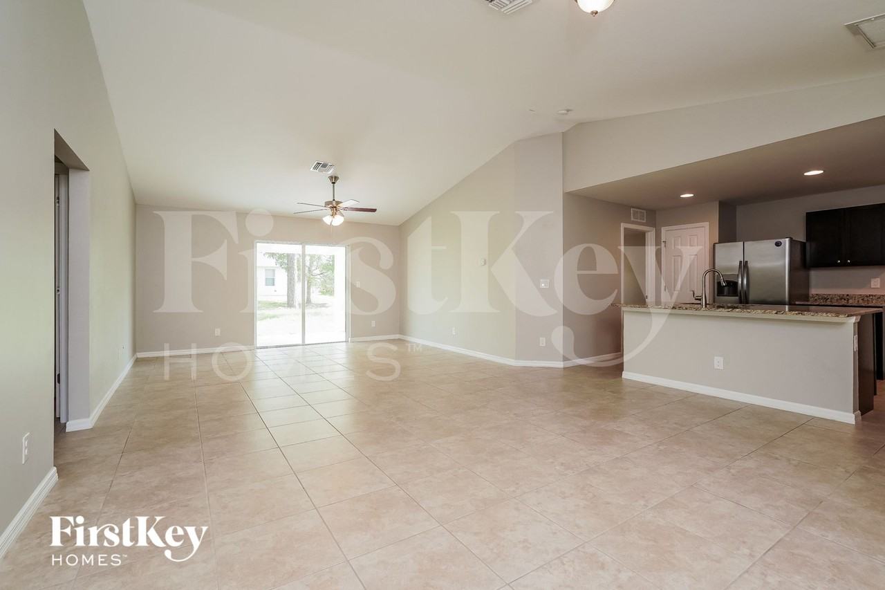 2101 Nw 10th Ter - Photo 4 of 14