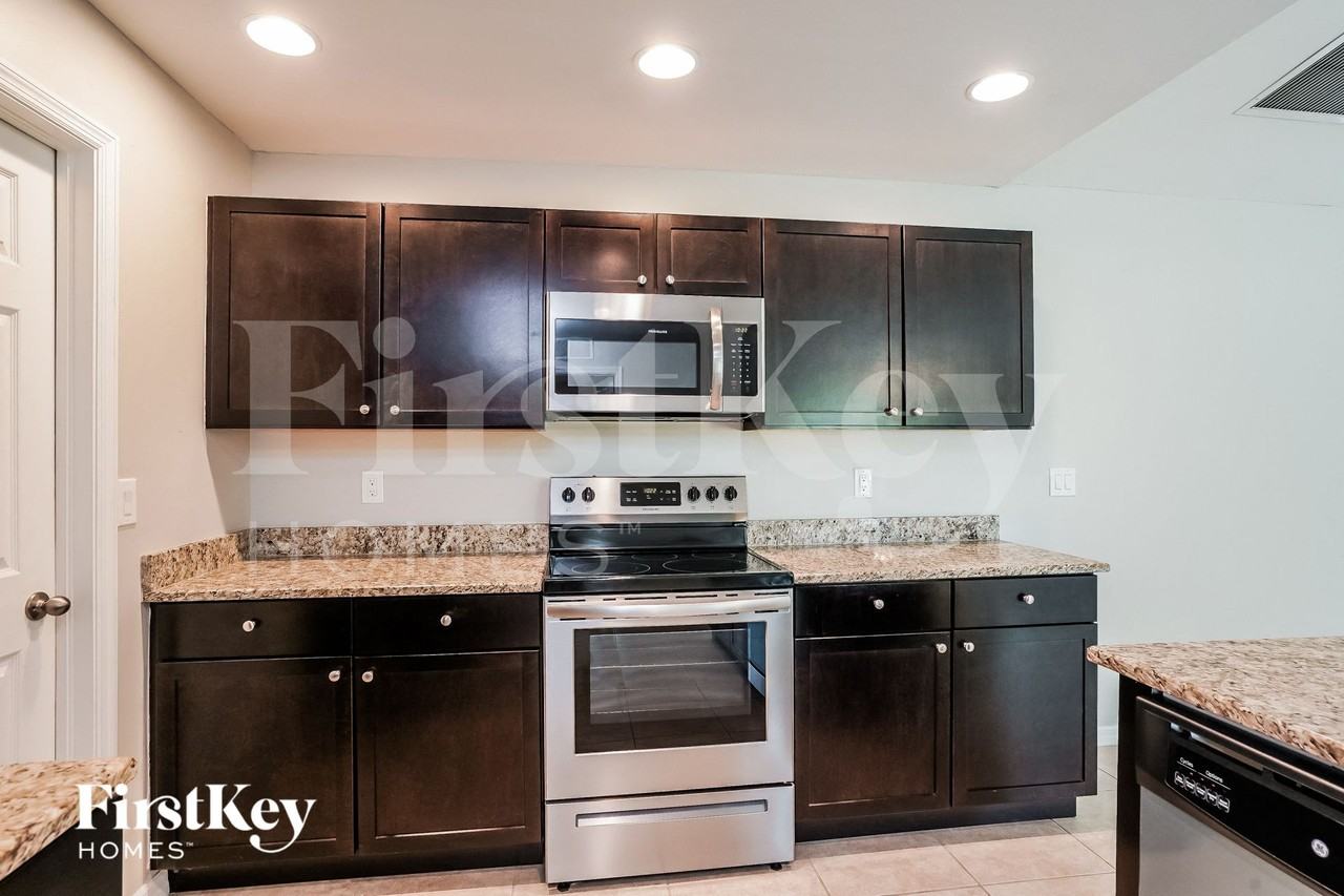 2101 Nw 10th Ter - Photo 7 of 14