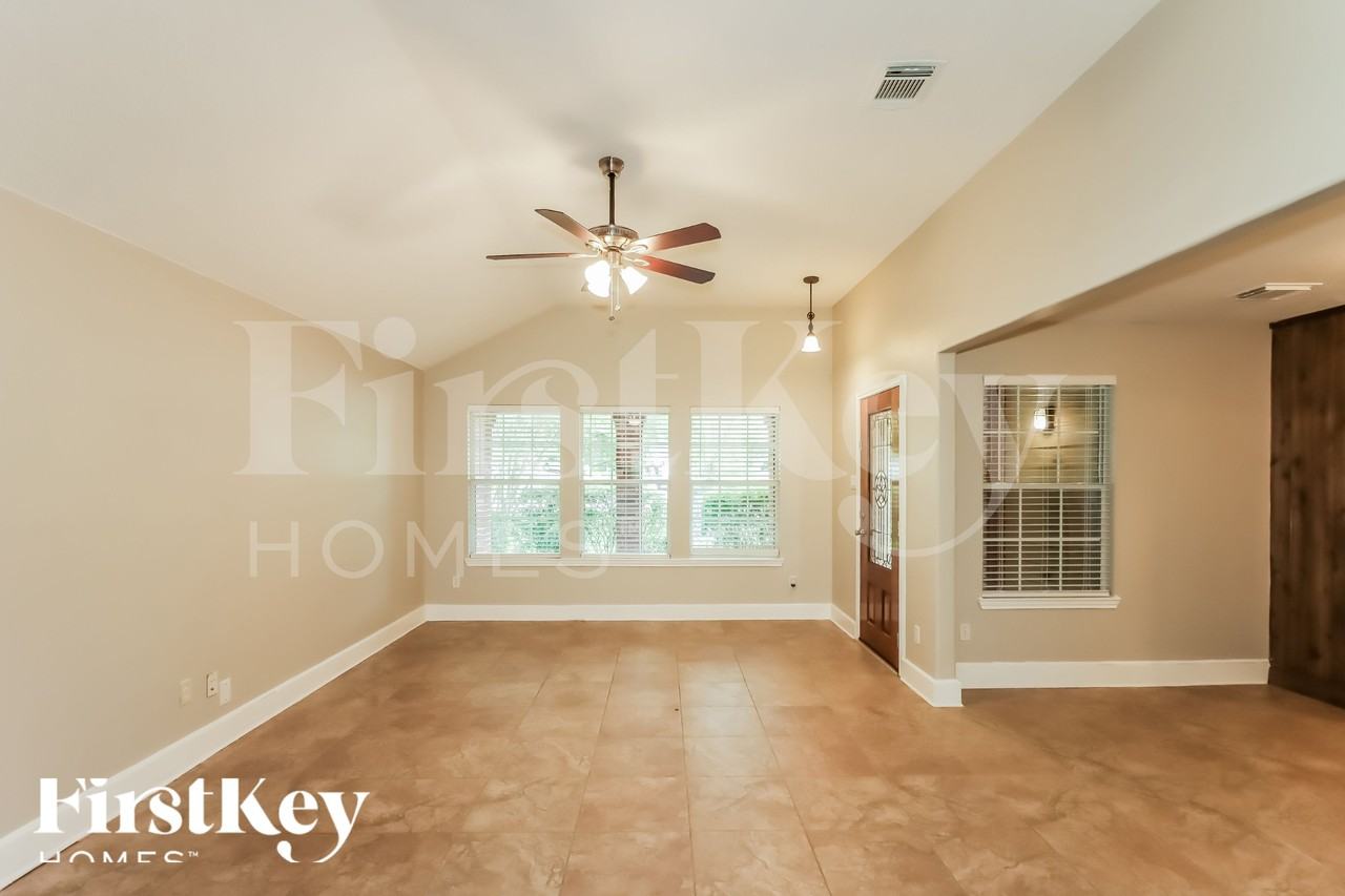 13029 Victoria Regina Dr - Photo 3 of 18