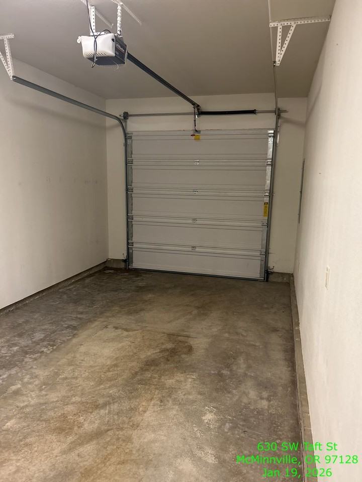 646 Sw Taft St - Photo 3 of 21