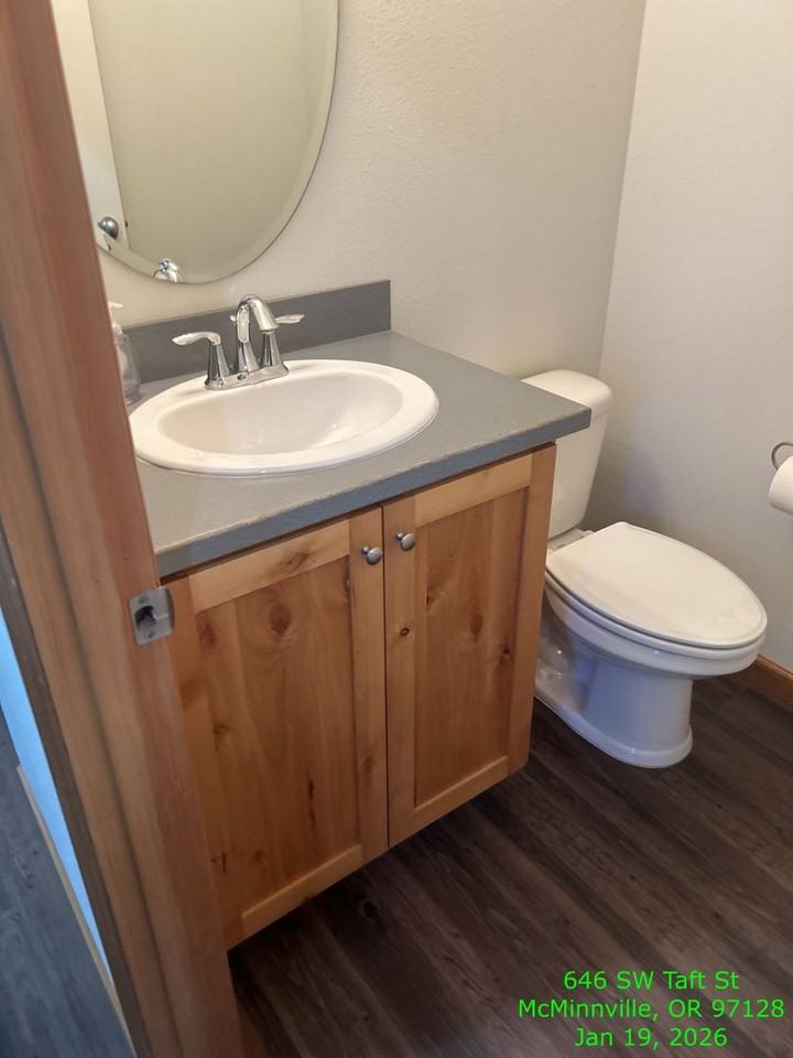 646 Sw Taft St - Photo 5 of 21