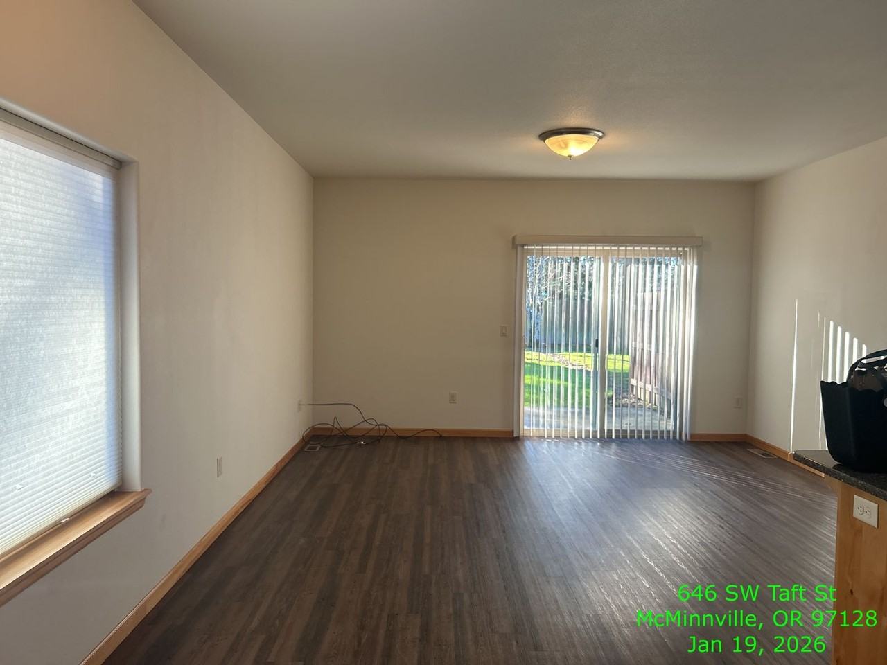 646 Sw Taft St - Photo 7 of 21