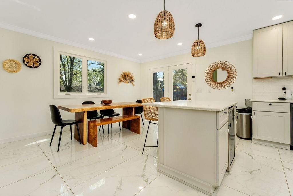 1422 Benjamin St - Photo 2 of 32