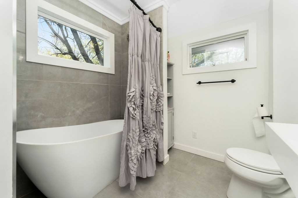 1422 Benjamin St - Photo 4 of 32