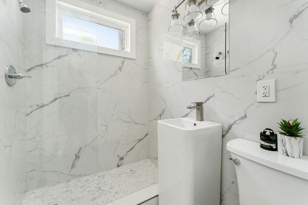 1422 Benjamin St - Photo 6 of 32