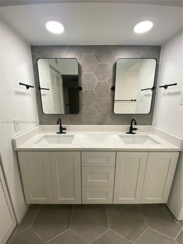 8130 Northwest 15th Street - Photo 4 of 28