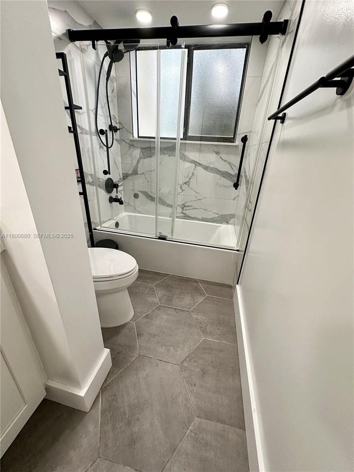 8130 Northwest 15th Street - Photo 6 of 28