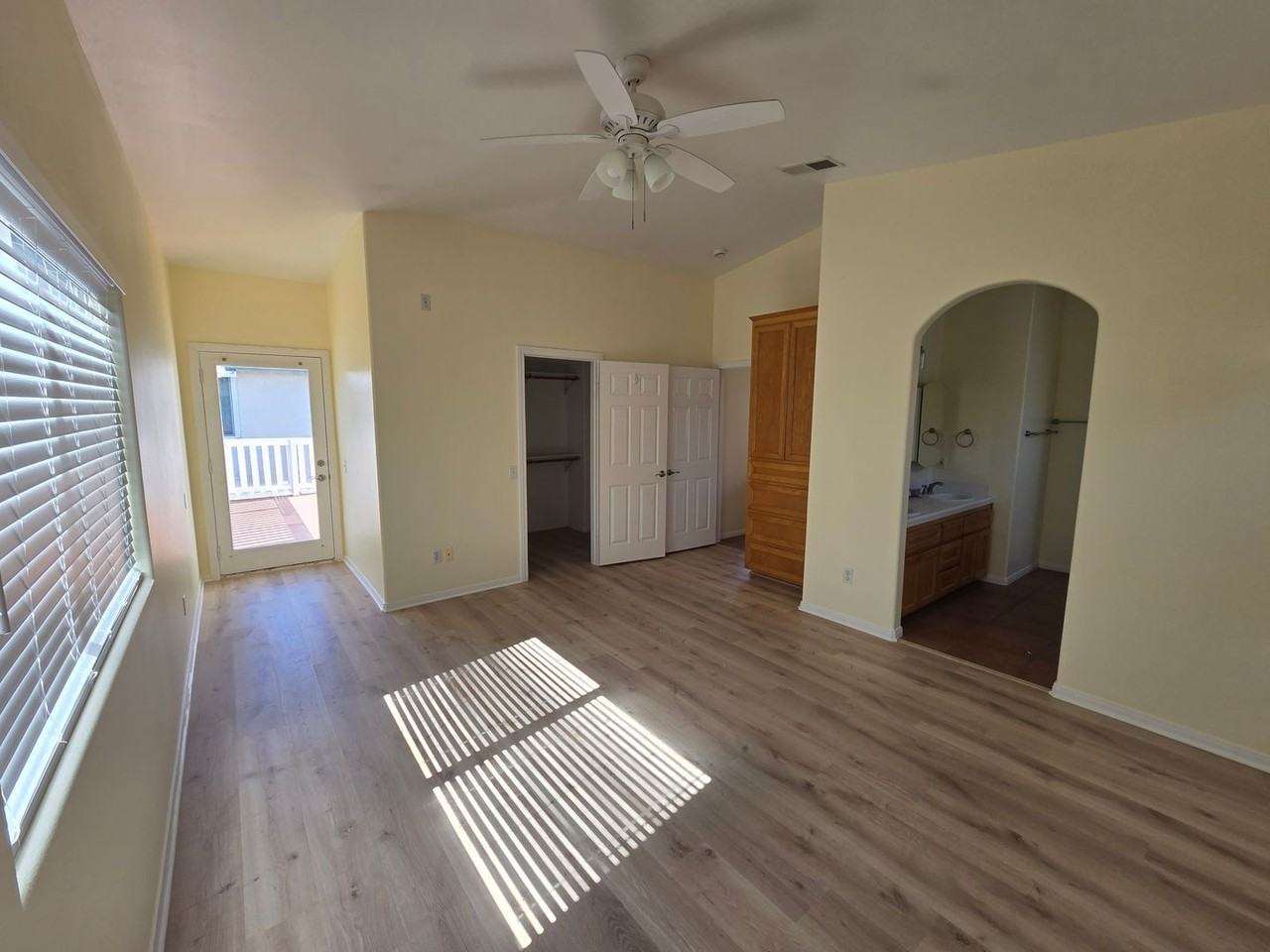 240 Elkwood Ave - Photo 4 of 15