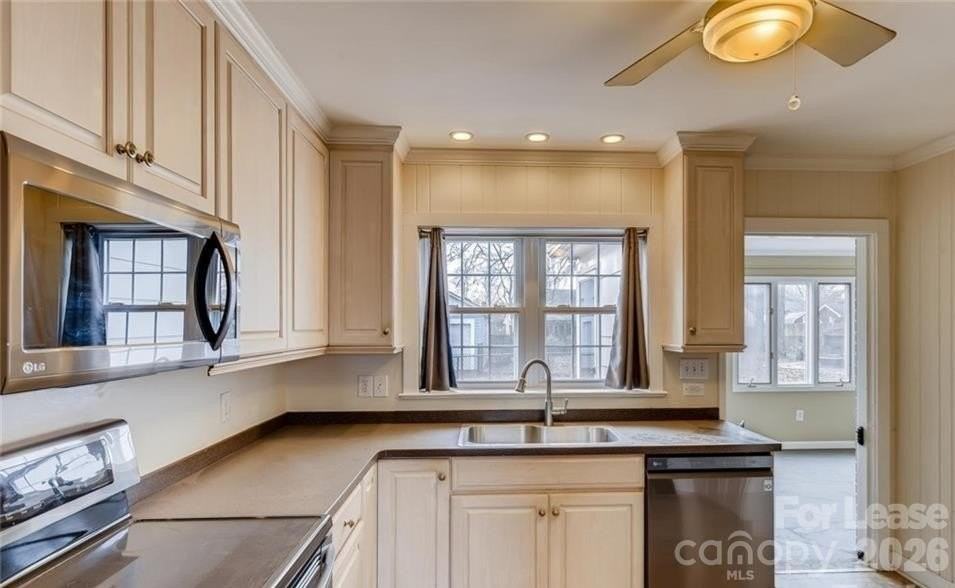 418 Coolidge Ave - Photo 4 of 14