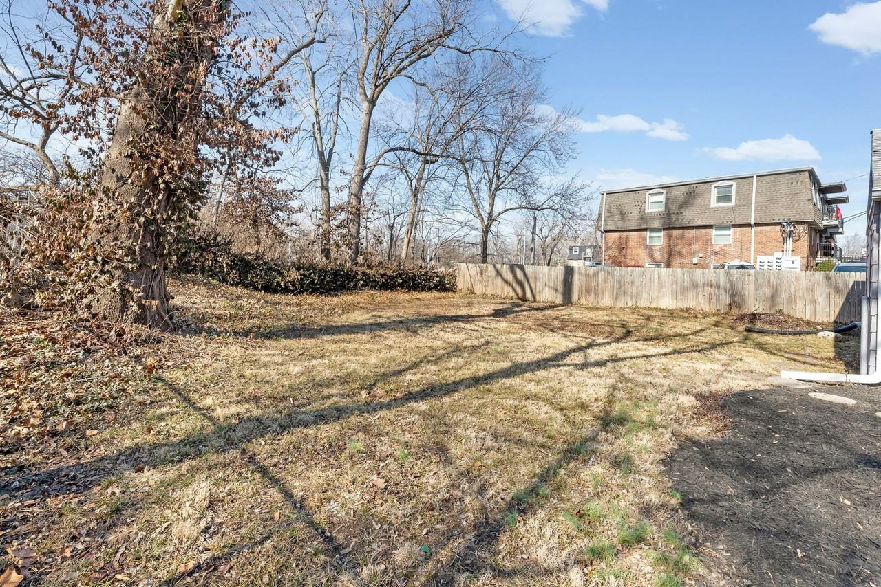 3906 Booth St - Photo 4 of 20