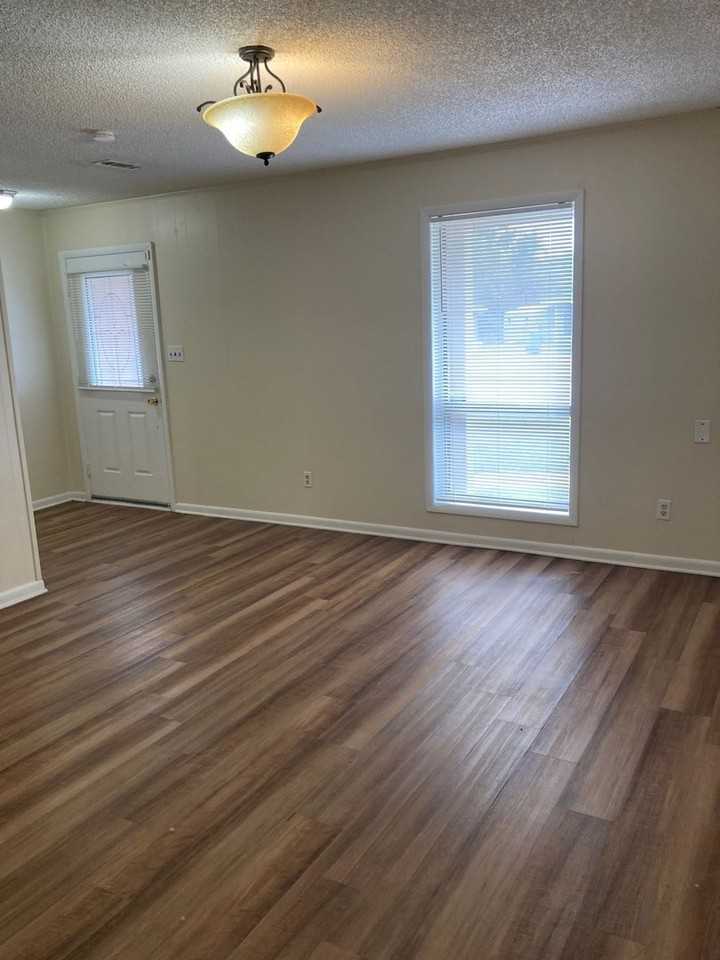 900 Lausanne Dr - Photo 2 of 9