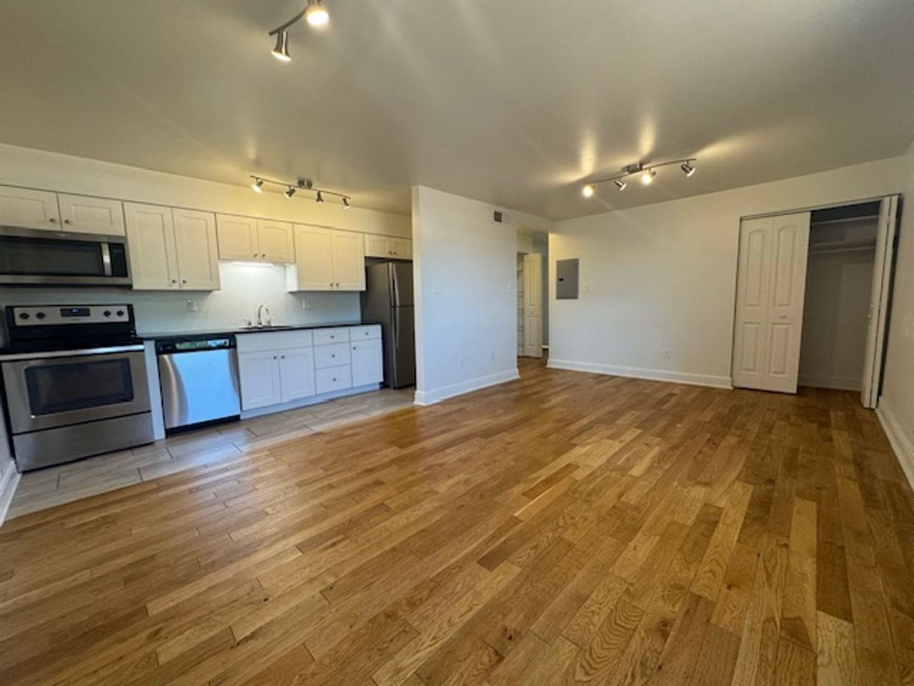 7528 Penn Avenue - Photo 4 of 12