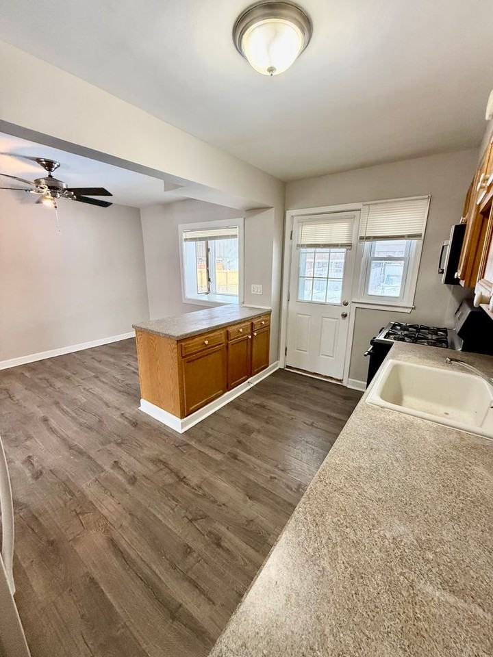 1917 Wareham Rd - Photo 7 of 39