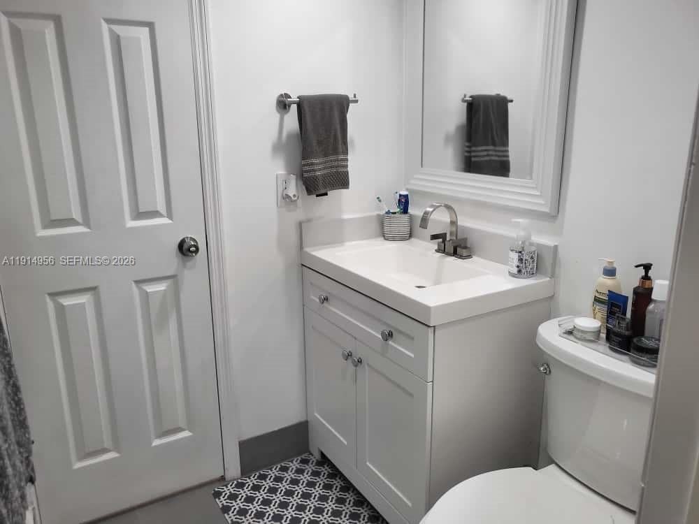 960 N Franklin Ave #J - Photo 3 of 8