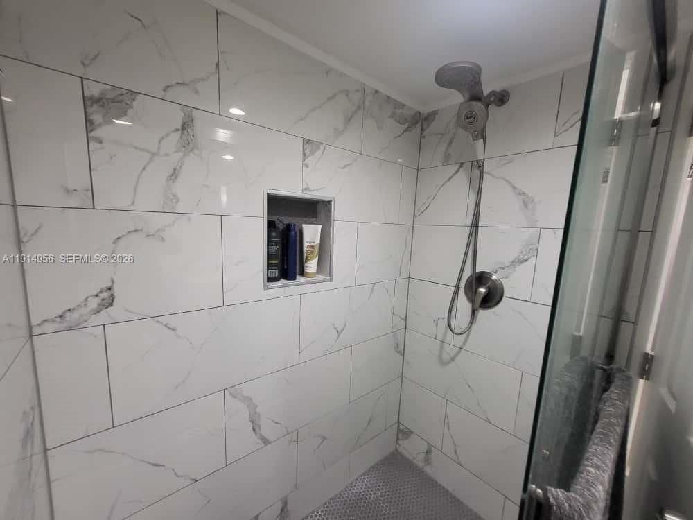 960 N Franklin Ave #J - Photo 7 of 8