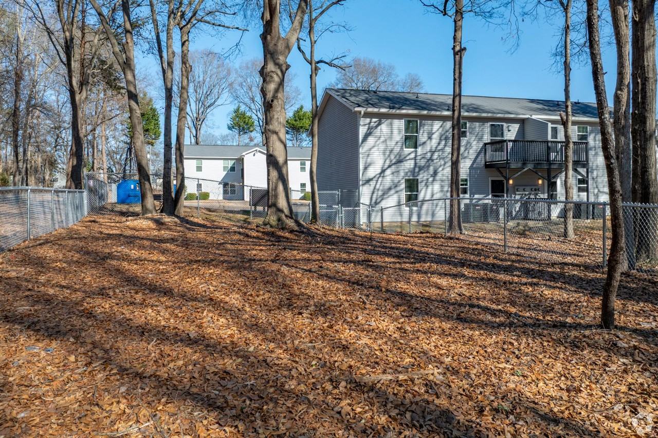 910 E Davis Ave Apt E - Photo 2 of 12