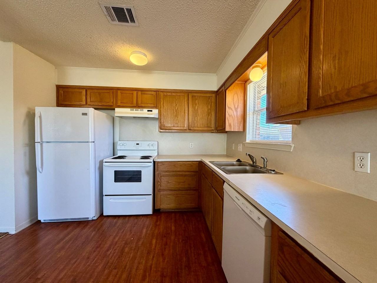 636 Park Place Dr - Photo 5 of 15