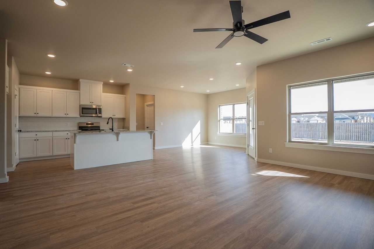 300 N Mojave St - Photo 4 of 27