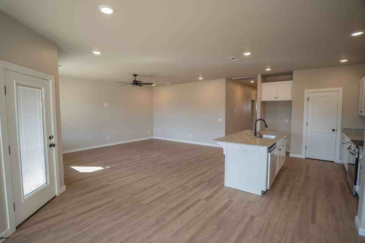 300 N Mojave St - Photo 5 of 27