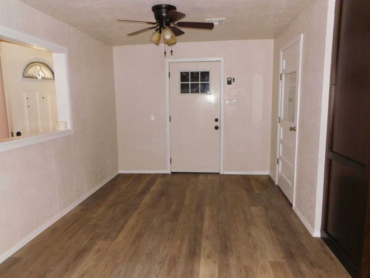 812 E Lake Rd - Photo 3 of 18