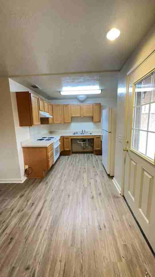 1435 Lincoln St - Photo 2 of 24