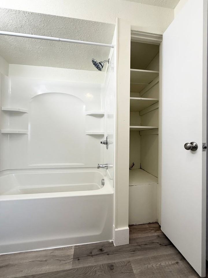 2718 Cobden St - Photo 5 of 22