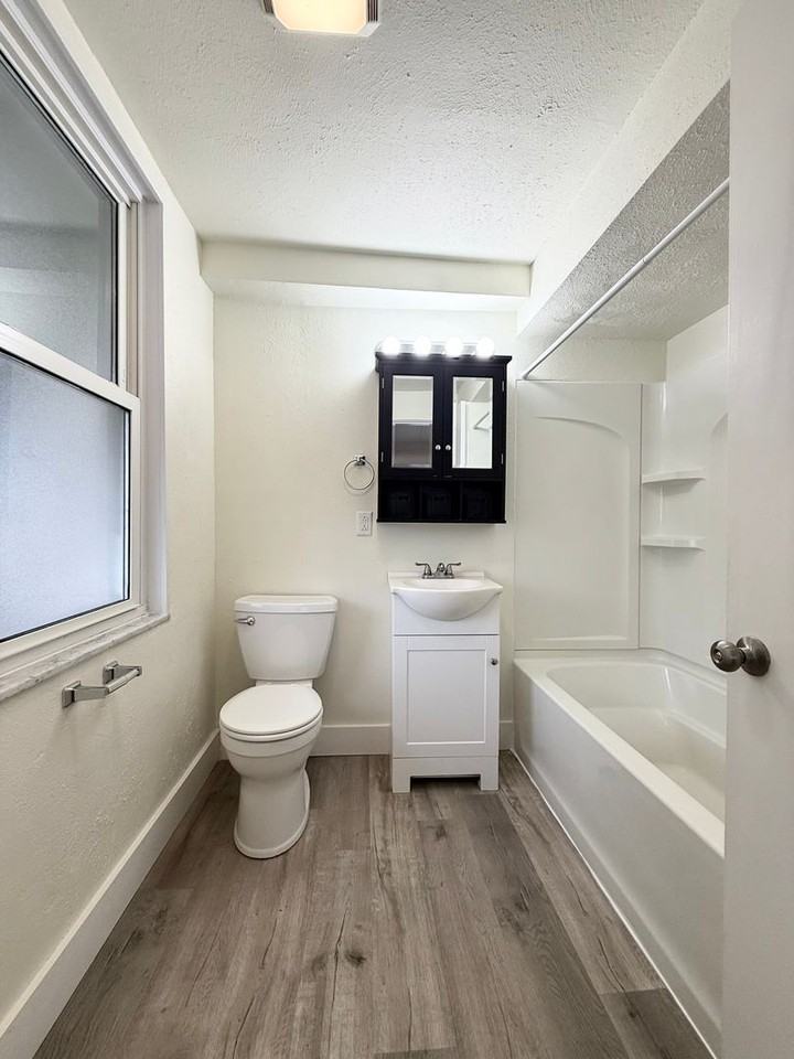 2718 Cobden St - Photo 6 of 22