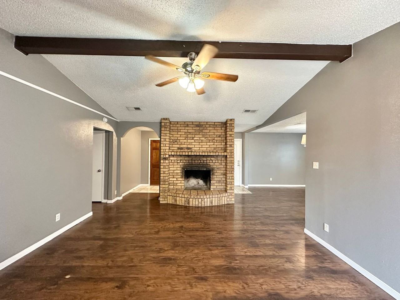 2108 Acron Dr - Photo 4 of 37