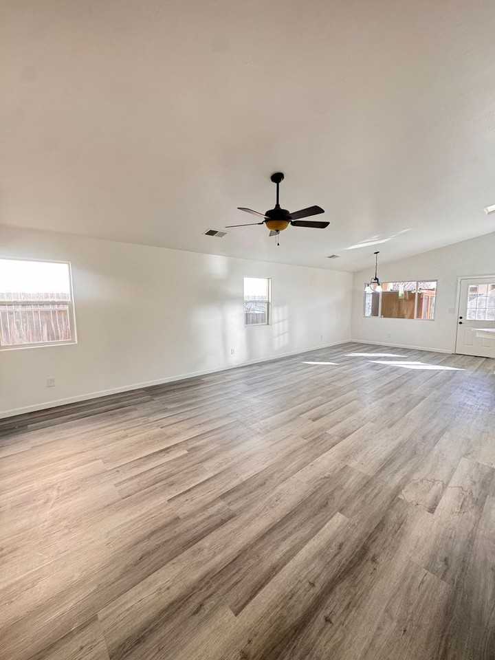 11711 Stratosphere Ave - Photo 3 of 24