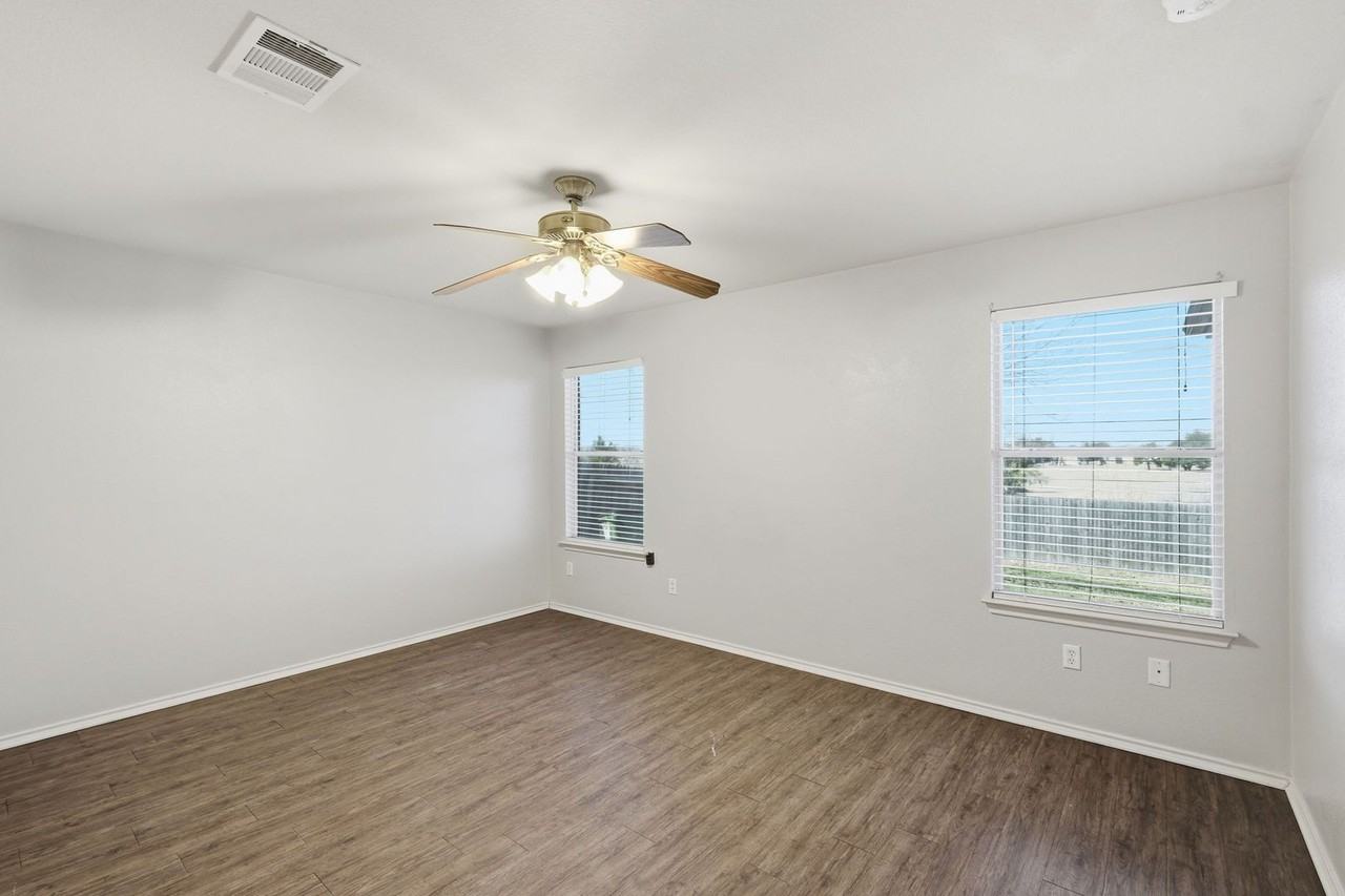 13516 Lyndon B Johnson St - Photo 5 of 19