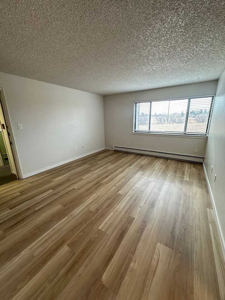 4400 Parkview Dr - Photo 2 of 6