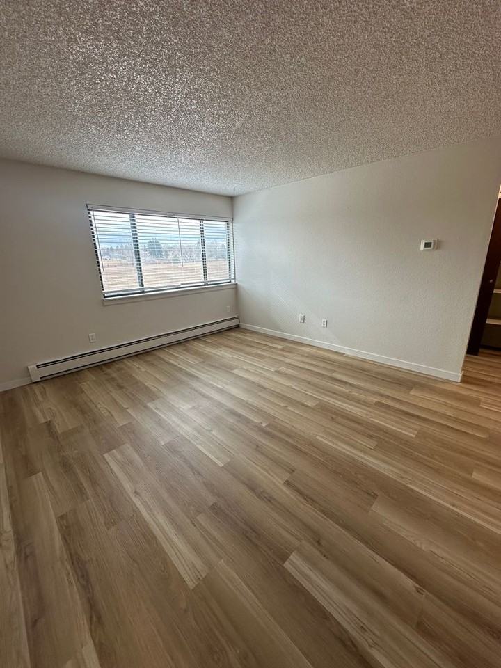 4400 Parkview Dr - Photo 3 of 6