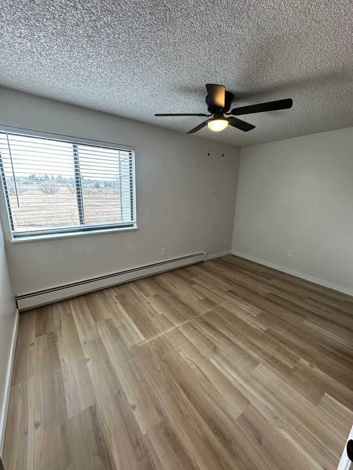 4400 Parkview Dr - Photo 4 of 6