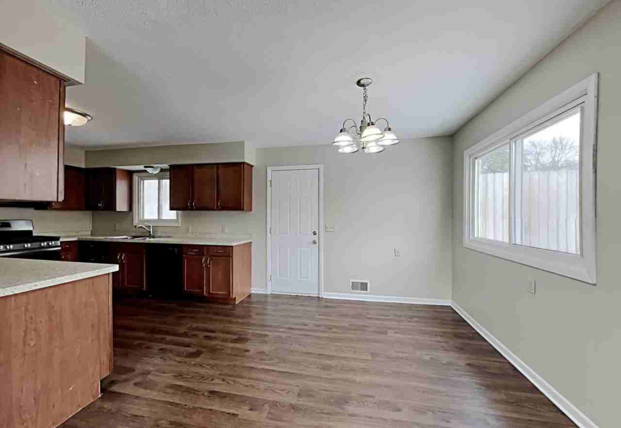 401 42nd Ave NE - Photo 2 of 7