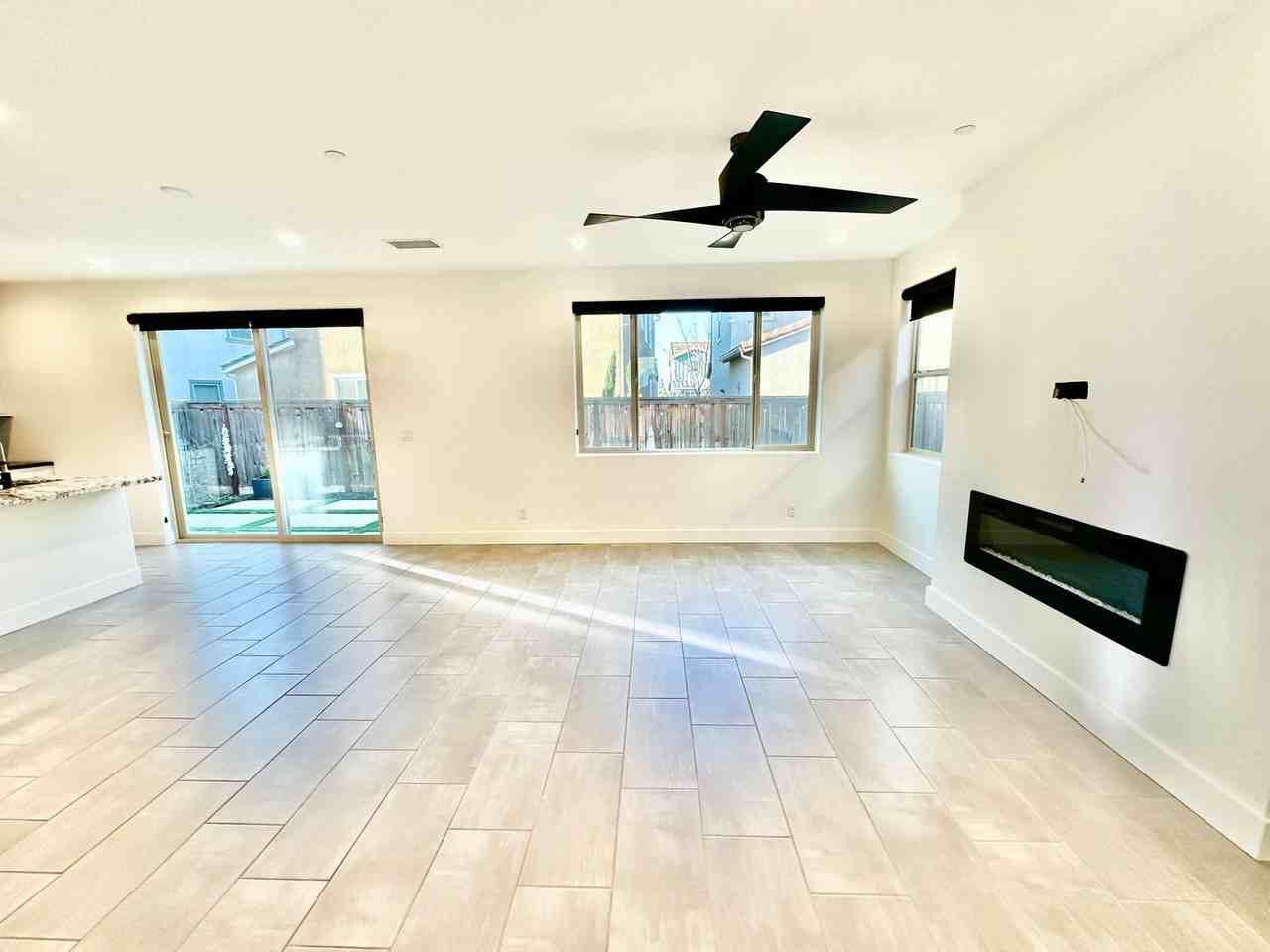 4422 Horizon Dr - Photo 4 of 35