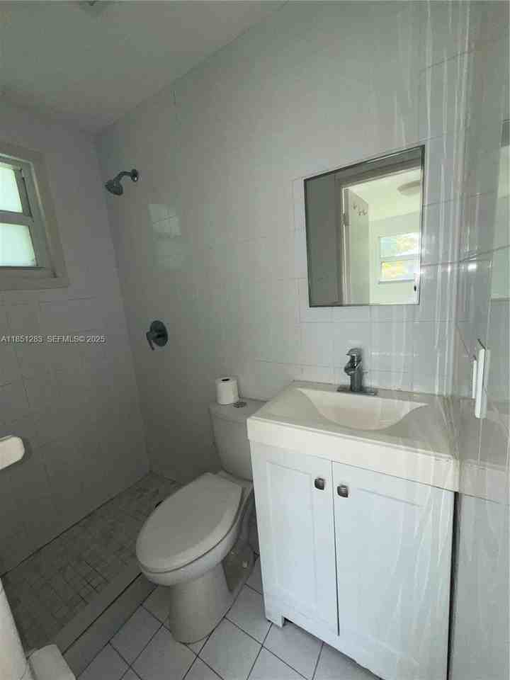 1545 Northeast 128th Street - Photo 3 of 26