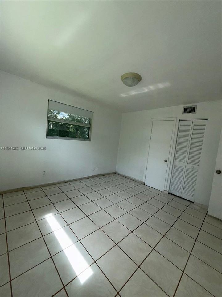 1545 Northeast 128th Street - Photo 4 of 26